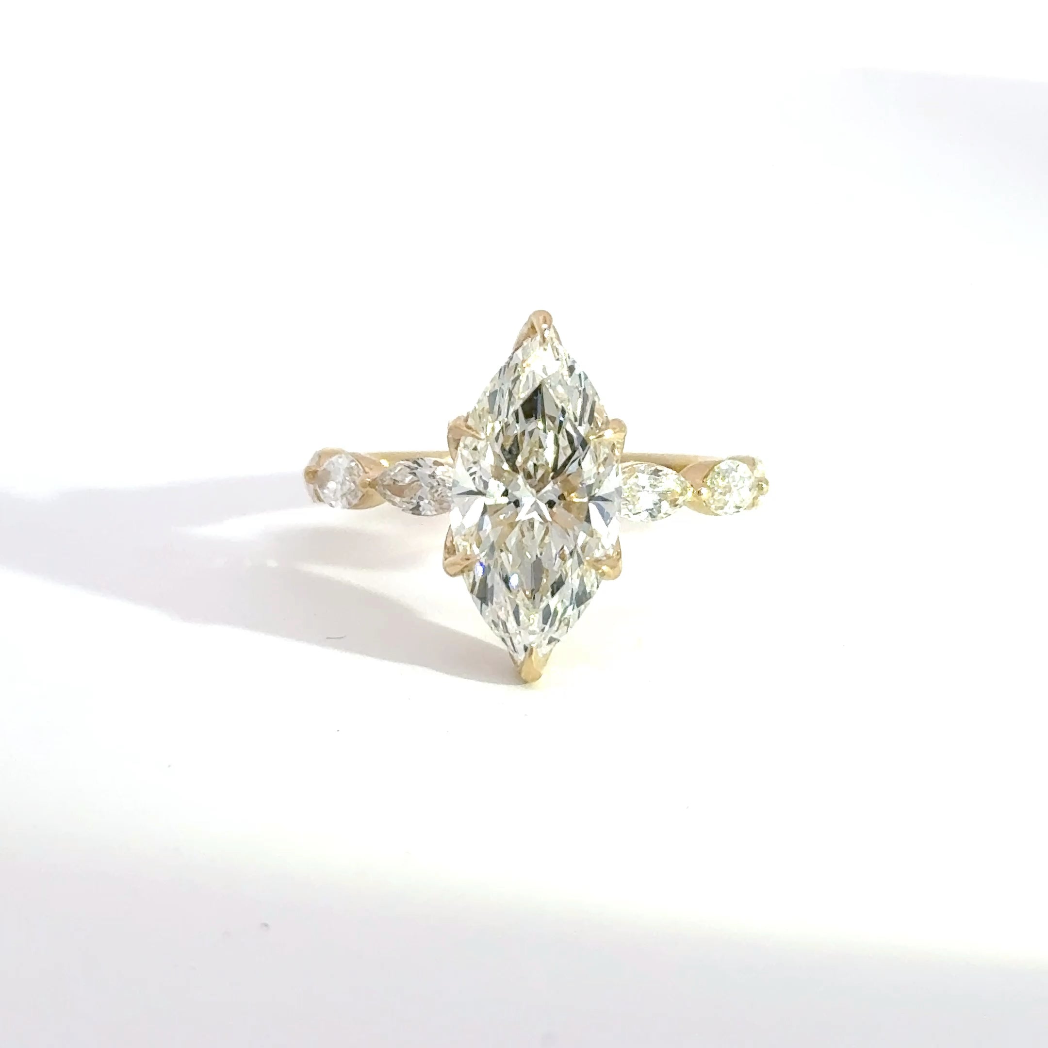 3.05ct F-VVS2 Marquise Lab Diamond Aura