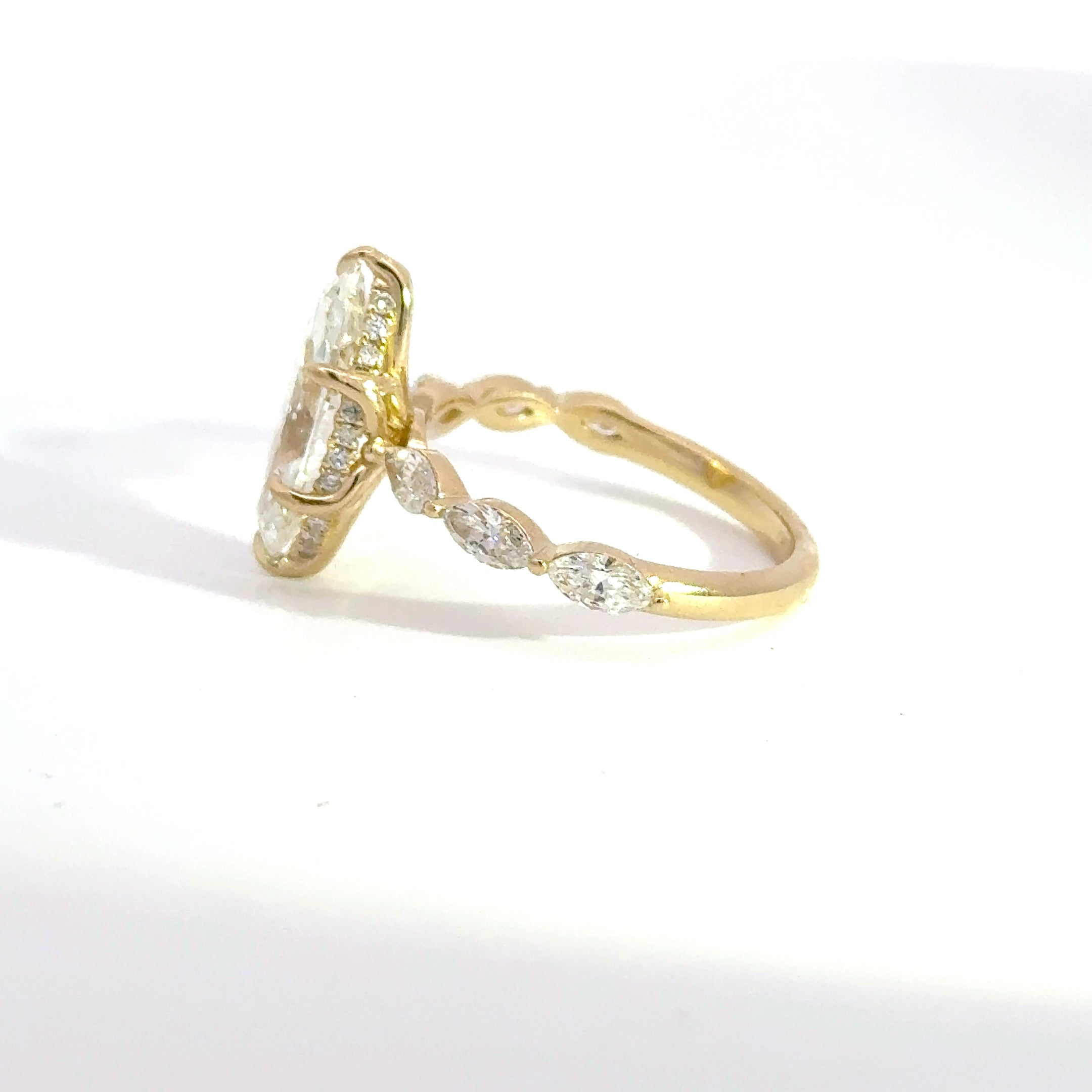 3.05ct F-VVS2 Marquise Lab Diamond Aura