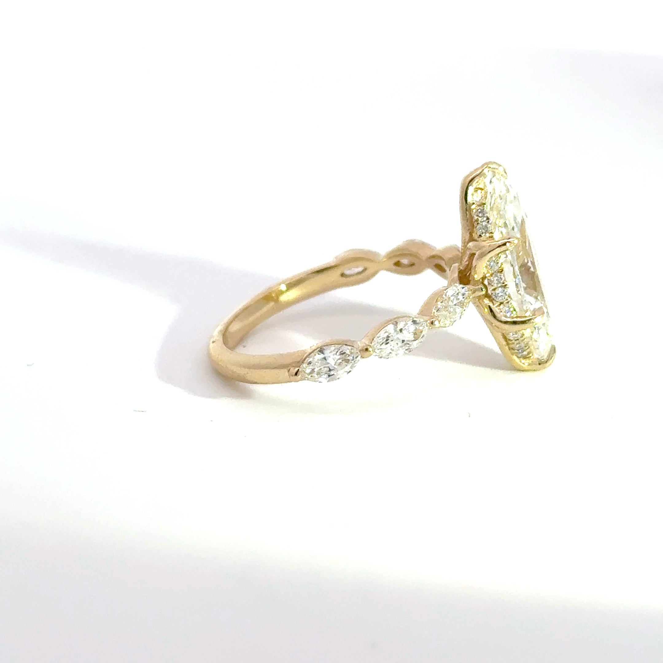 3.05ct F-VVS2 Marquise Lab Diamond Aura